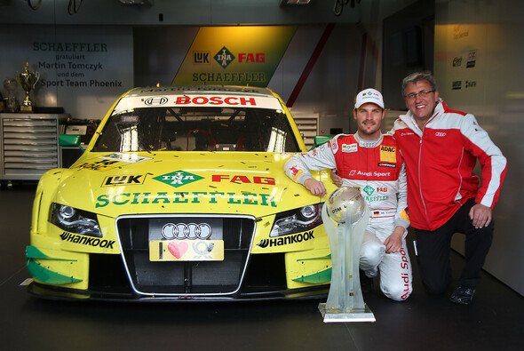 Phoenix-Teamchef Ernst Moser mit DTM-Meister Martin Tomczyk - Foto: Audi