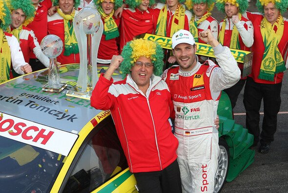 Tomczyk feiert den DTM-Titelgewinn 2011 - Foto: Audi