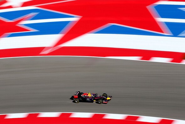 Daniel Ricciardo pilotiert seinen Red Bull entlang der wunderschön bemalten Auslaufzonen - Foto: Red Bull