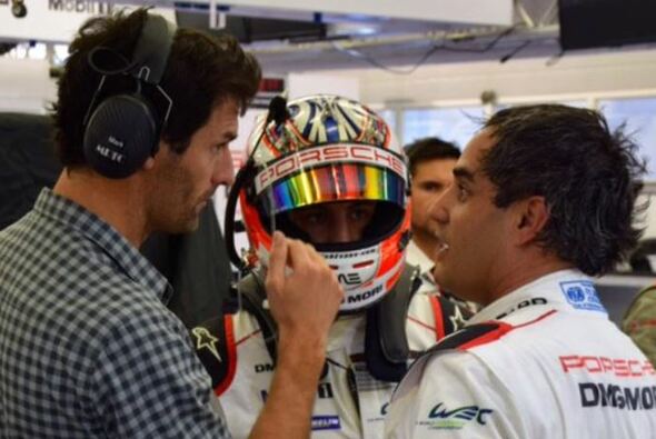 Juan Pablo Montoya berichtet Champion Mark Webber, wie er sich in dessen Auto fühlt - Foto: Porsche