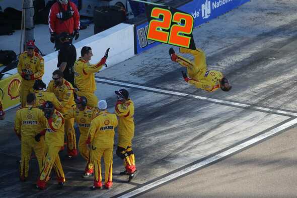 Loganos Crew feiert den Final-Einzug mit Rückwärtssalto - Foto: NASCAR