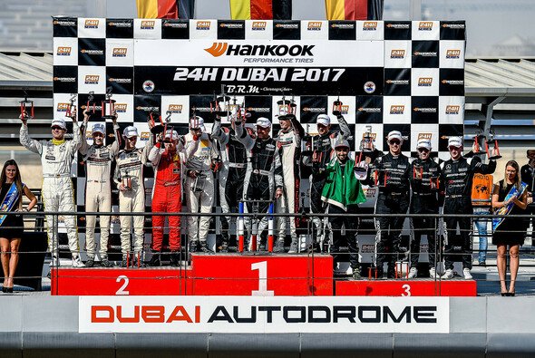 Zwei Mal Porsche und ein Mal Mercedes-AMG: So sieht das Podium in Dubai aus - Foto: Mercedes-AMG