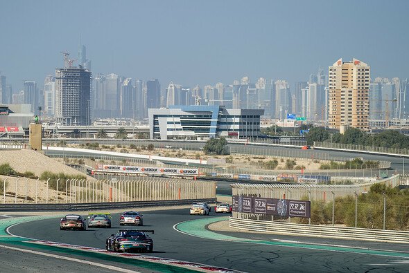 Beeindruckende Kulisse: Die 24 Stunden von Dubai - Foto: Porsche