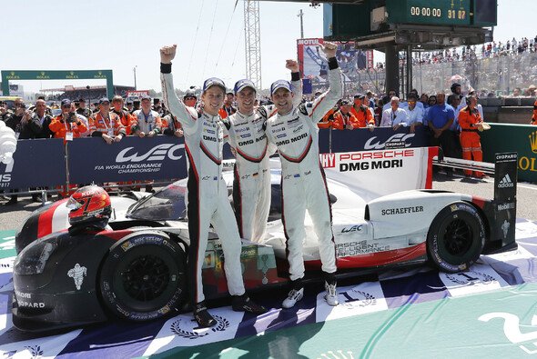 Zweiter Le-Mans-Sieg 2017: Timo Bernhard mit Brendon Hartley und Earl Bamber - Foto: Porsche