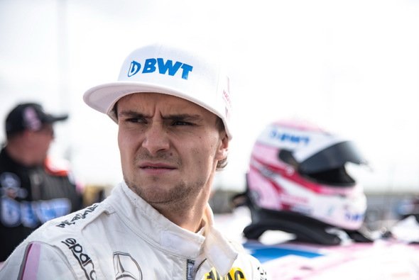 Lucas Auer gewinnt Rennen 4 der DTM Esports Challenge - Foto: LAT Images