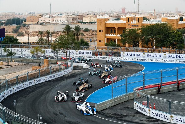 Die Formel E gastiert zum Saisonauftakt 2019/20 erneut in Saudi-Arabien - Foto: LAT Images