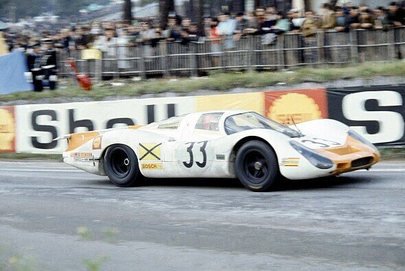 Jochen Neerpasch 1968 in Le Mans mit Teamkollege Rolf Stommelen - Foto: LAT Images