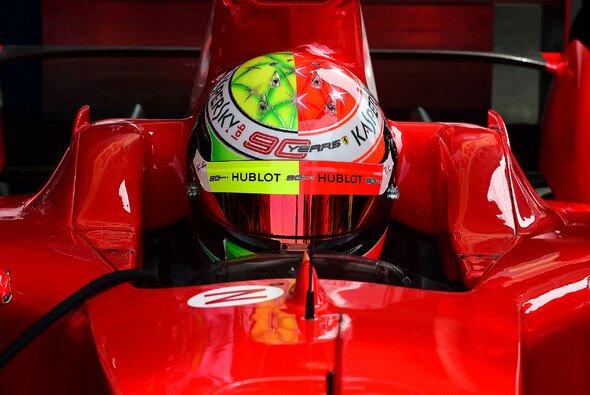 Mick Schumacher zeigte auf Demoruns mehrfach an Vater Michael angelehnte Helmdesigns - Foto: Ferrari
