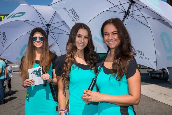 Die 'Umbrella-Girls' sind in der MotoGP allgegenwärtig - Foto: Tobias Linke