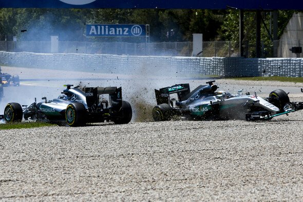 Mercedes-Teamchef Toto Wolff platzte nach dieser Aktion von Lewis Hamilton und Nico Rosberg der Kragen - Foto: LAT Images