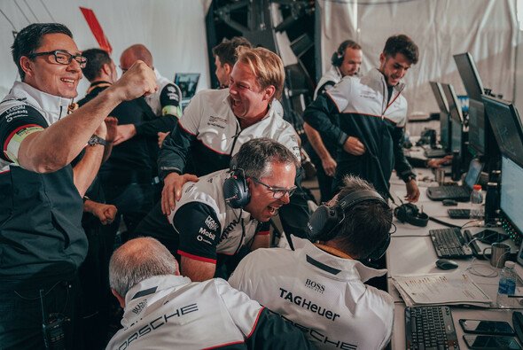 Das Porsche-Team jubelt über den frühen Erfolg - Foto: Porsche AG