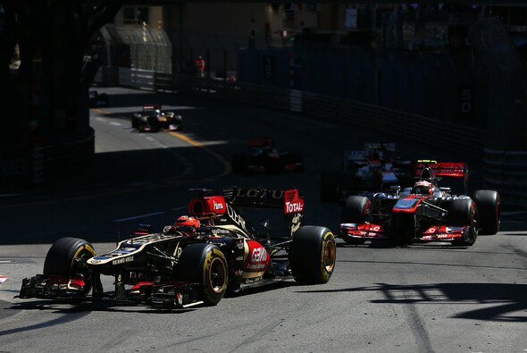 Kimi Räikkönen, hier noch vor dem McLaren von Sergio Perez - Foto: LAT Images