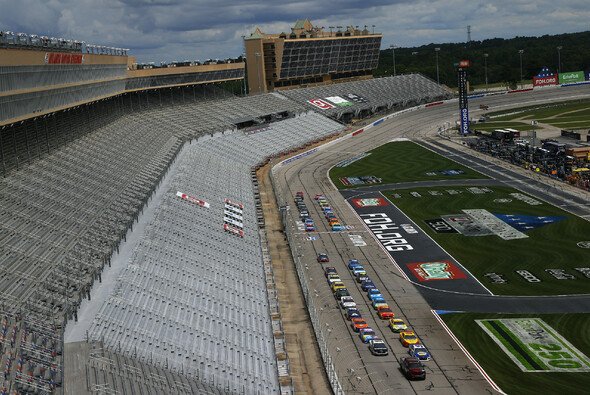 One minute of silence before the start - Photo: NASCAR