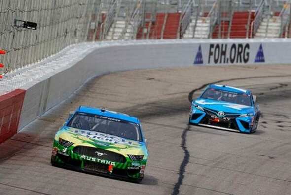 Kevin Harvick führt vor Martin Truex Junior - Foto: NASCAR