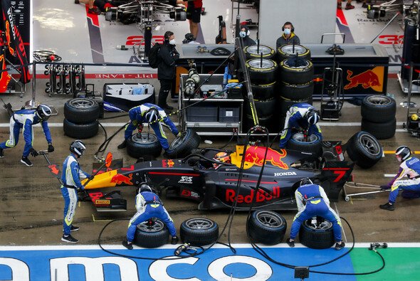 Yuki Tsunoda kam sehr spät zum Stopp herein - Foto: LAT Images
