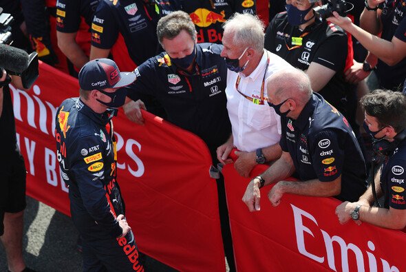Max Verstappen und Dr. Helmut Marko feierten in Silverstone bis jetzt den einzigen Red-Bull-Sieg - Foto: LAT Images