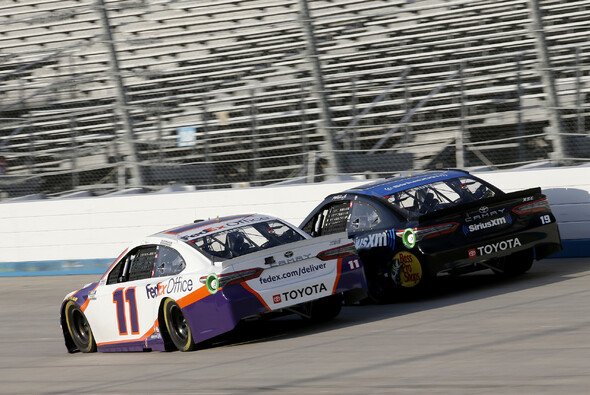 The decision: Denny Hamlin (# 11) overtakes Martin Truex Jr. (# 19) - Photo: LAT Images