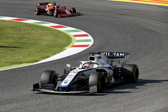 George Russell hielt die Ferrari-Piloten über weite Strecken in Schach - Foto: LAT Images