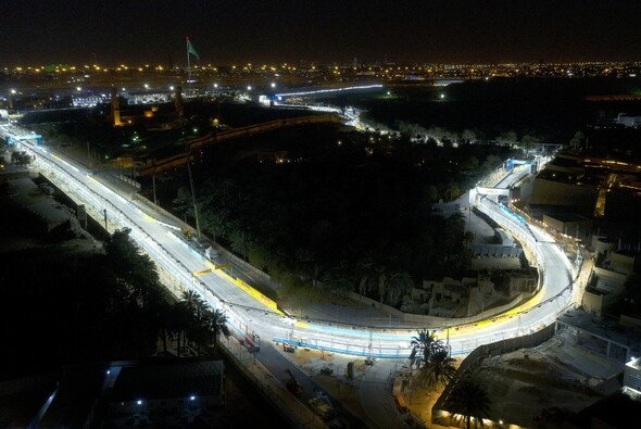 Mit Nachtrennen sorgen die Saudis für spektakuläre Bilder - Foto: LAT Images