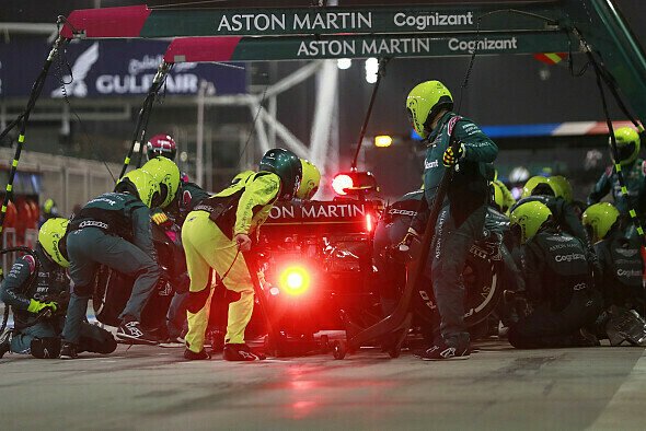 Boxenstopp bei Aston Martin: Vorne erkennbar die von einem Mechaniker kontrollierte Ampel - Foto: LAT Images