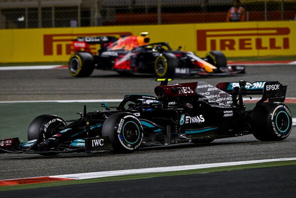 Beim Rennen in Bahrain schenkt Max Verstappen Lewis Hamilton nichts - Foto: LAT Images