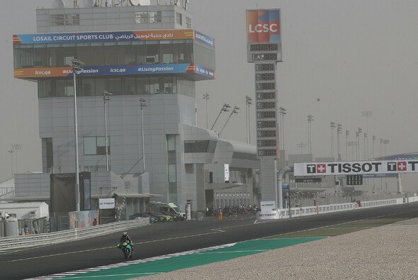 Auf der über einen Kilometer langen Start-Ziel-Geraden wurden in der MotoGP bereits Topspeed-Rekord aufgestellt. - Foto: LAT Images