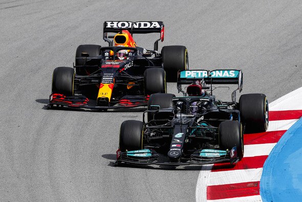 In Spanien zeigte Hamilton Verstappen das Heck - Foto: LAT Images