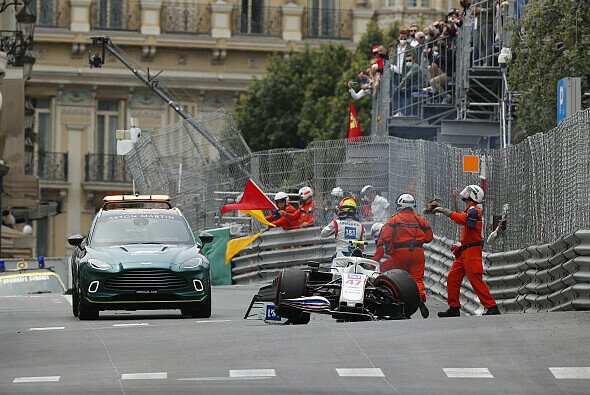 Mick Schumacher kollidierte in Monaco in die Streckenbegrenzung, nachdem er in der Casino-Kurve das Heck verlor - Foto: LAT Images