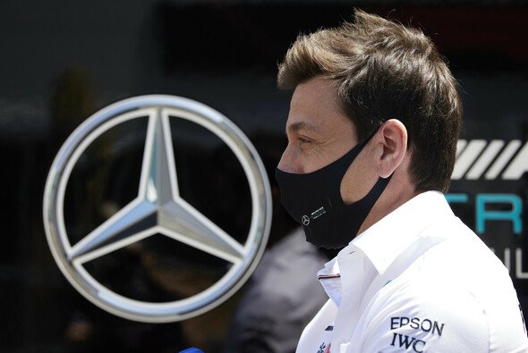 Mercedes-Sportchef Toto Wolff bietet für die Formel-1-Zukunft Zugeständnisse an - Foto: LAT Images