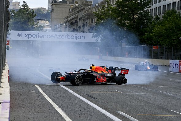 Max Verstappen verunfallte 2021 in Baku schwer - Foto: LAT Images