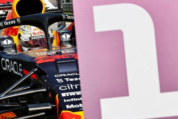 Red-Bull-Pilot Max Verstappen hat beim Formel-1-Rennen in Österreich von der Pole die besten Karten - Foto: LAT Images