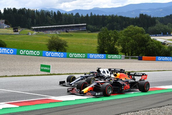 Max Verstappen macht beim Österreich GP da weiter, wo er beim Steiermark GP aufgehört hatte: An der Spitze - Foto: LAT Images