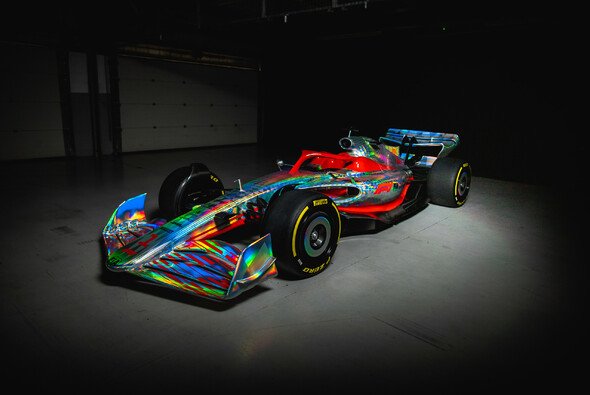Die Formel 1 präsentierte ihr Modell für 2022 in Regenbogenfarben - Foto: F1