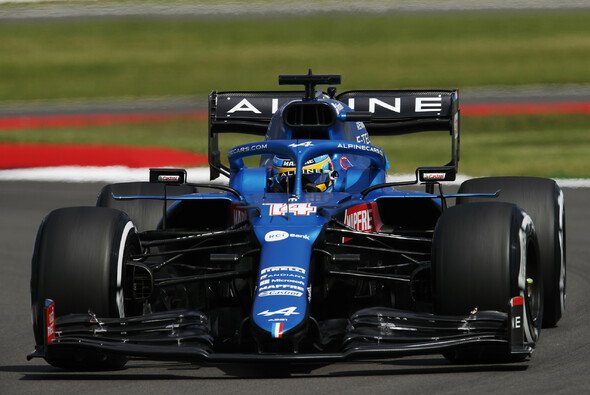 Alonso ließ auf dem Silverstone Circuit seine Muskeln spielen - Foto: LAT Images