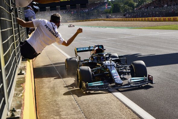 Hamilton konnte sein Heimrennen trotz 10-Sekunden-Strafe für sich entscheiden - Foto: LAT Images
