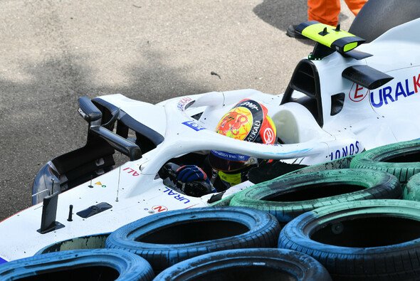 Schumacher kollidierte im dritten Freien Training mit der Streckenbegrenzung - Foto: LAT Images