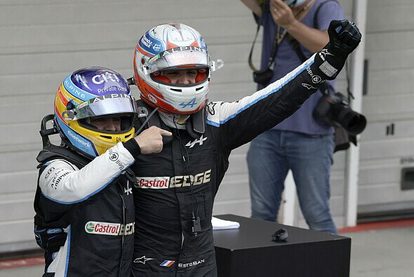 Esteban Ocon feiert seinen Debütsieg in Budapest gemeinsam mit Teamkollege Fernando Alonso - Foto: LAT Images