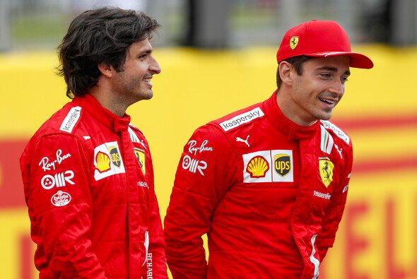 Carlos Sainz und Charles Leclerc erfreuen Ferrari in der Saison 2021 sehr - Foto: LAT Images
