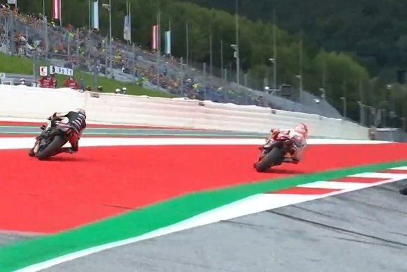 Marc Marquez schickte Aleix Espargaro zwei Mal in die Auslaufzone - Foto: Screenshot/MotoGP