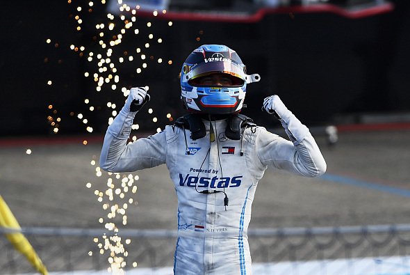 Nyck de Vries krönte sich in Berlin zum Weltmeister der Formel E. - Foto: LAT Images