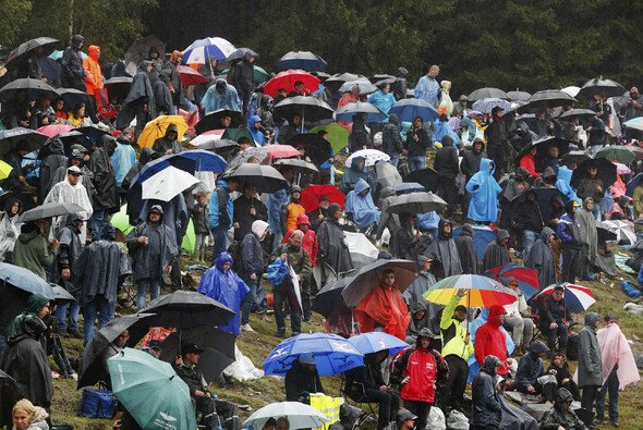 Die Formel 1 ließ ihre Fans in Spa sprichwörtlich im Regen stehen - Foto: LAT Images