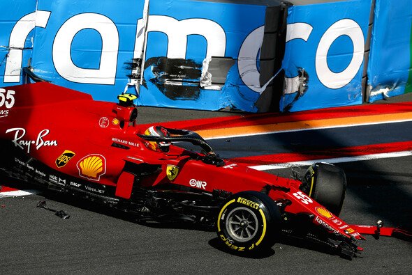 Carlos Sainz zerlegte seinen Ferrari in der Steilkurve - Foto: LAT Images