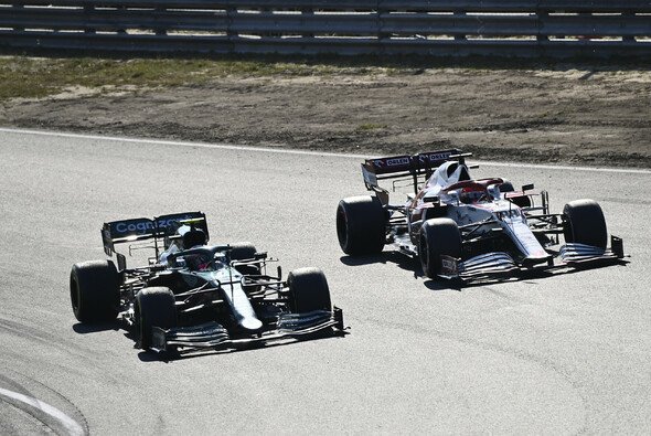 Kubica im Zweikampf mit dem Aston Martin von Sebastian Vettel - Foto: LAT Images