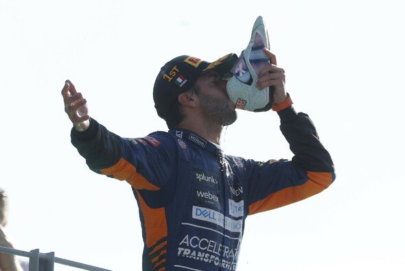 Gewinnt Daniel Ricciardo ein Rennen, gehört der 'Shoey' einfach dazu - Foto: LAT Images