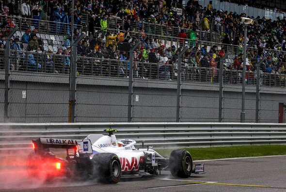 Die Fans freuen sich über einen weiteren Schumacher in der Formel 1 - Foto: LAT Images