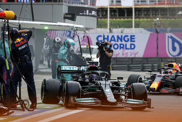 Mercedes nimmt mit Lewis Hamilton in der Türkei eine Motorenstrafe - Foto: LAT Images