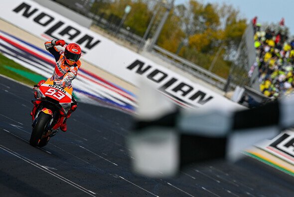 Marc Marquez jubelte in Misano über seinen ersten Sieg auf einem Kurs im Uhrzeigersinn seit 2019 - Foto: MotoGP.com