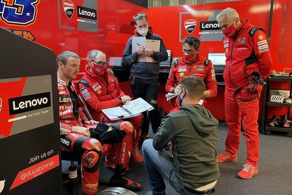 Miller lauschte Stoners Ausführungen - Foto: Ducati