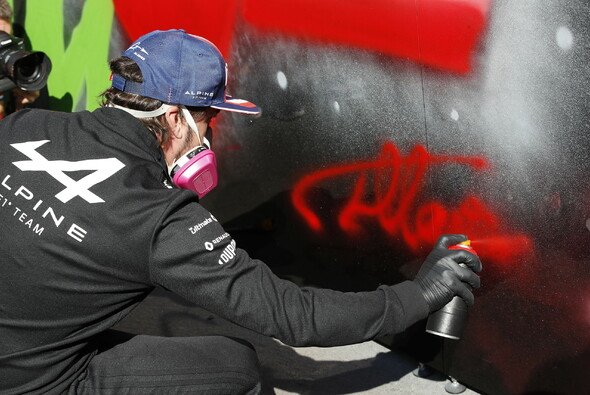 Fernando Alonso bei Alpine-Kunst - Foto: LAT Images