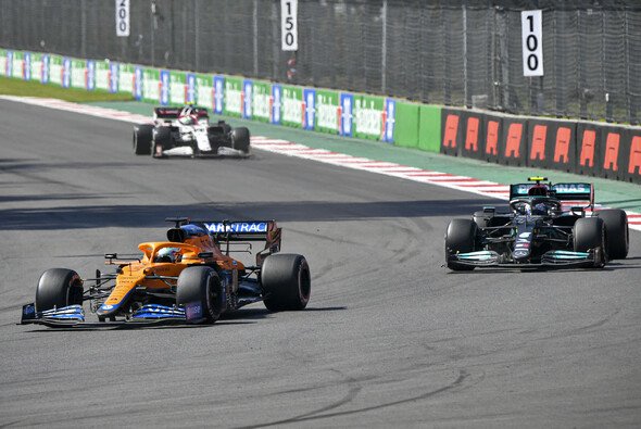 Antonio Giovinazzi klebte nach einem frühen Stopp hinter Ricciardo und Bottas fest - Foto: LAT Images
